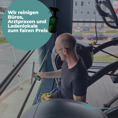 Mann putzt Fenster mit Reinigungsgerät in einem modernen Raum.