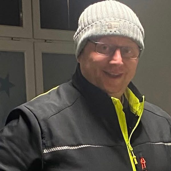 Dennis, Glasreiniger bei MMJ