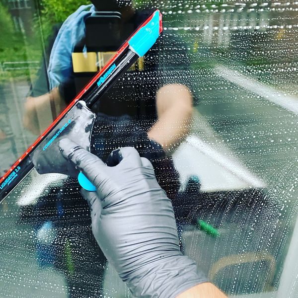 Glasreinigung mit Abzieher bei MMJ